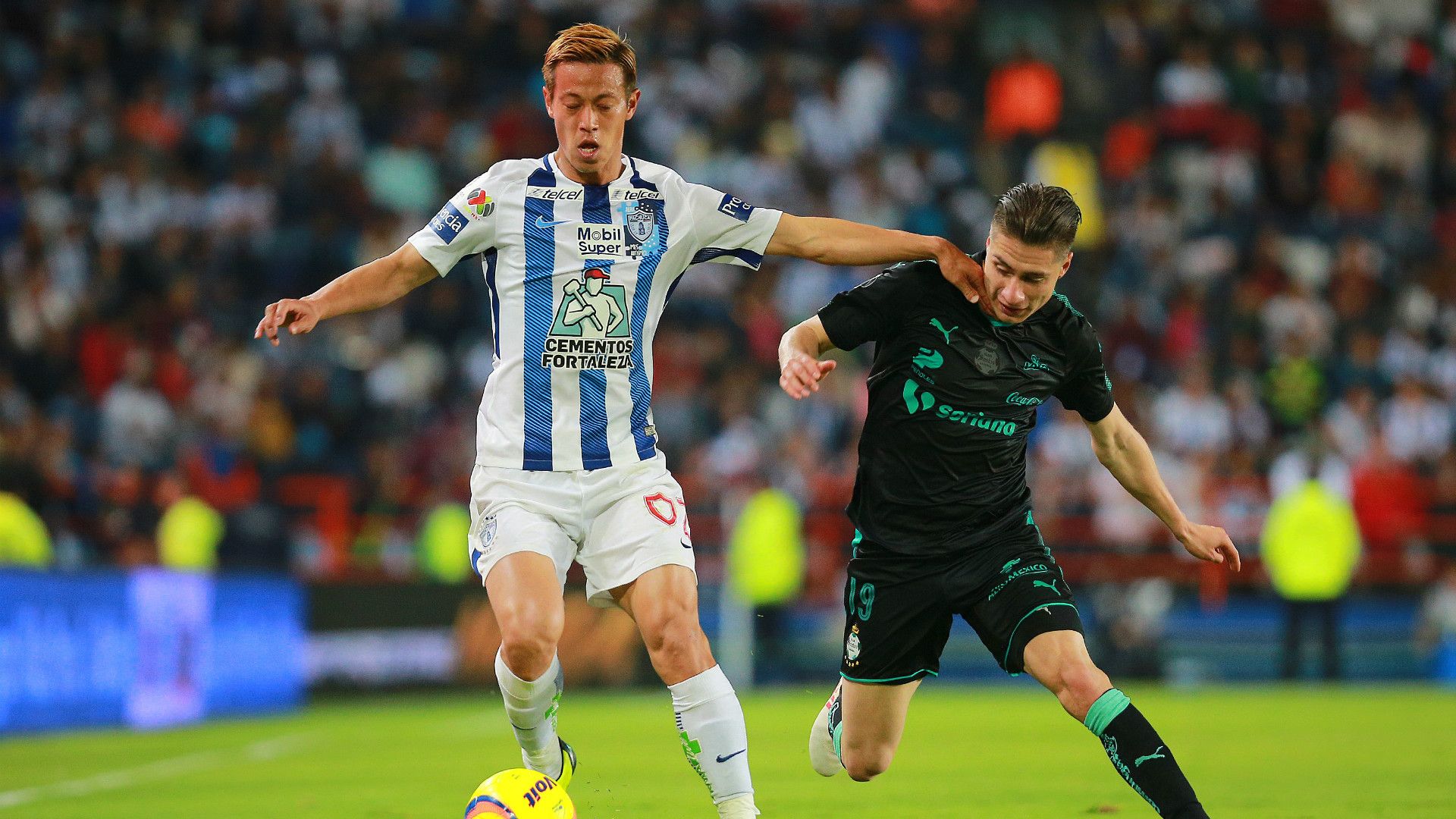 Keisuke Honda Pachuca Jorge Villafana Santos Laguna