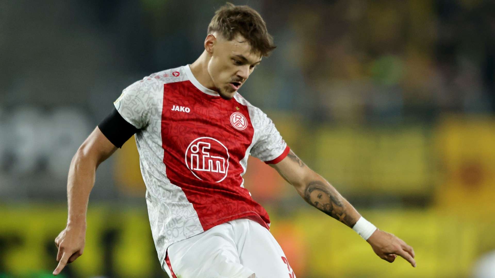 Jannik Hofmann of RW Essen runs with the ball