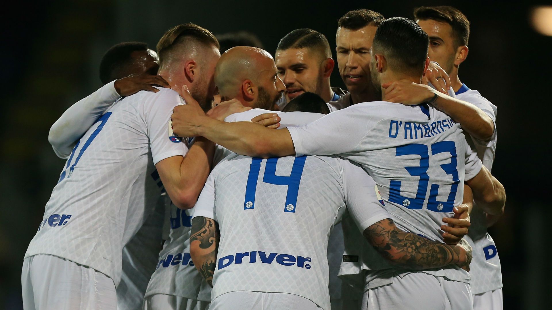 Nainggolan Perisic Frosinone Inter celabrating Serie A