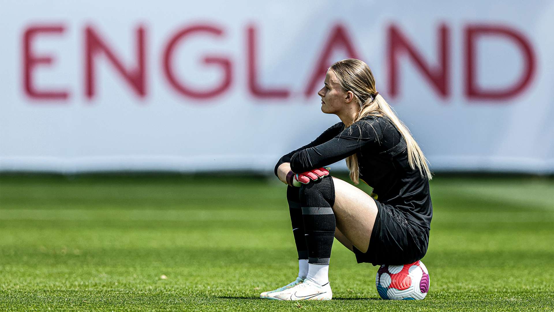 Hannah Hampton England training 2022