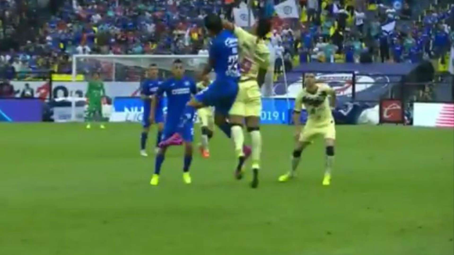 Codazo Roger Martínez