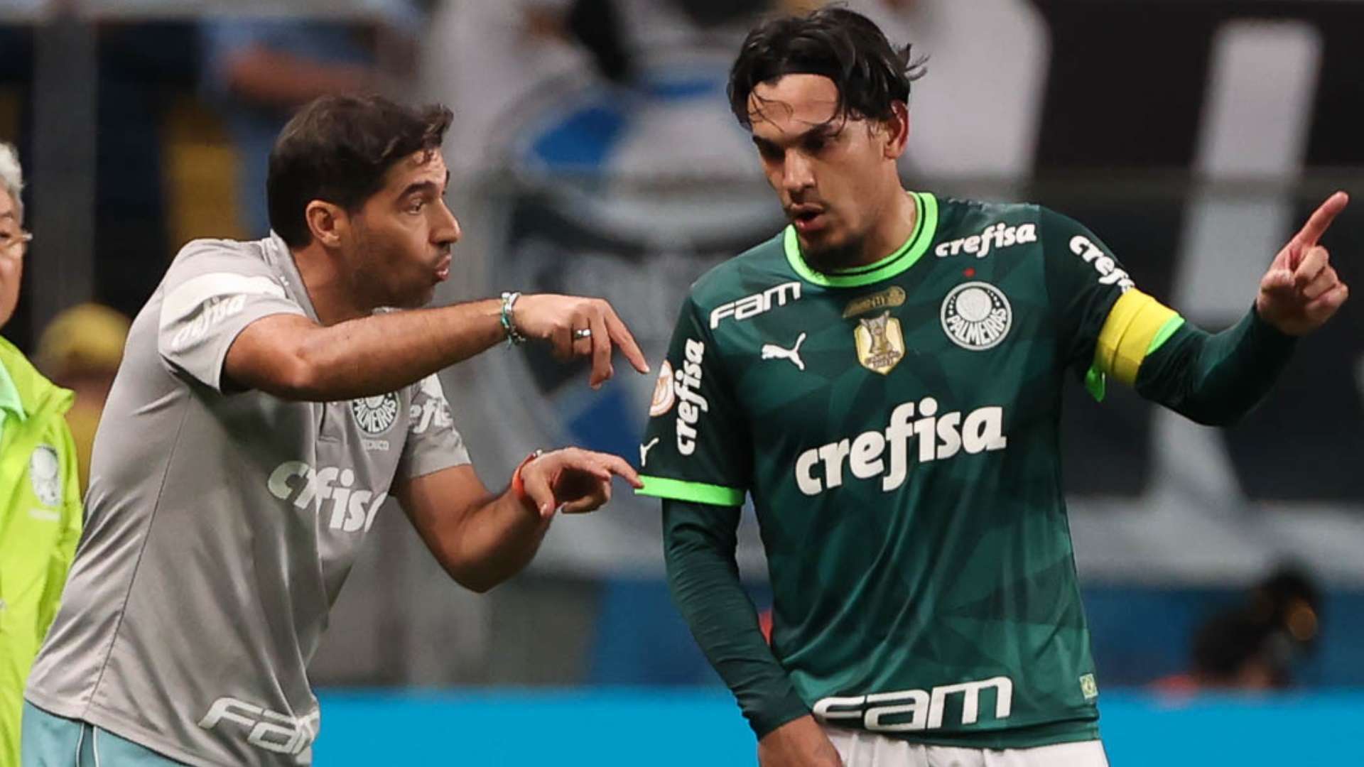 Abel Ferreira dá instruções a Gustavo Gómez, no Grêmio x Palmeiras pelo Brasileirão de 2023