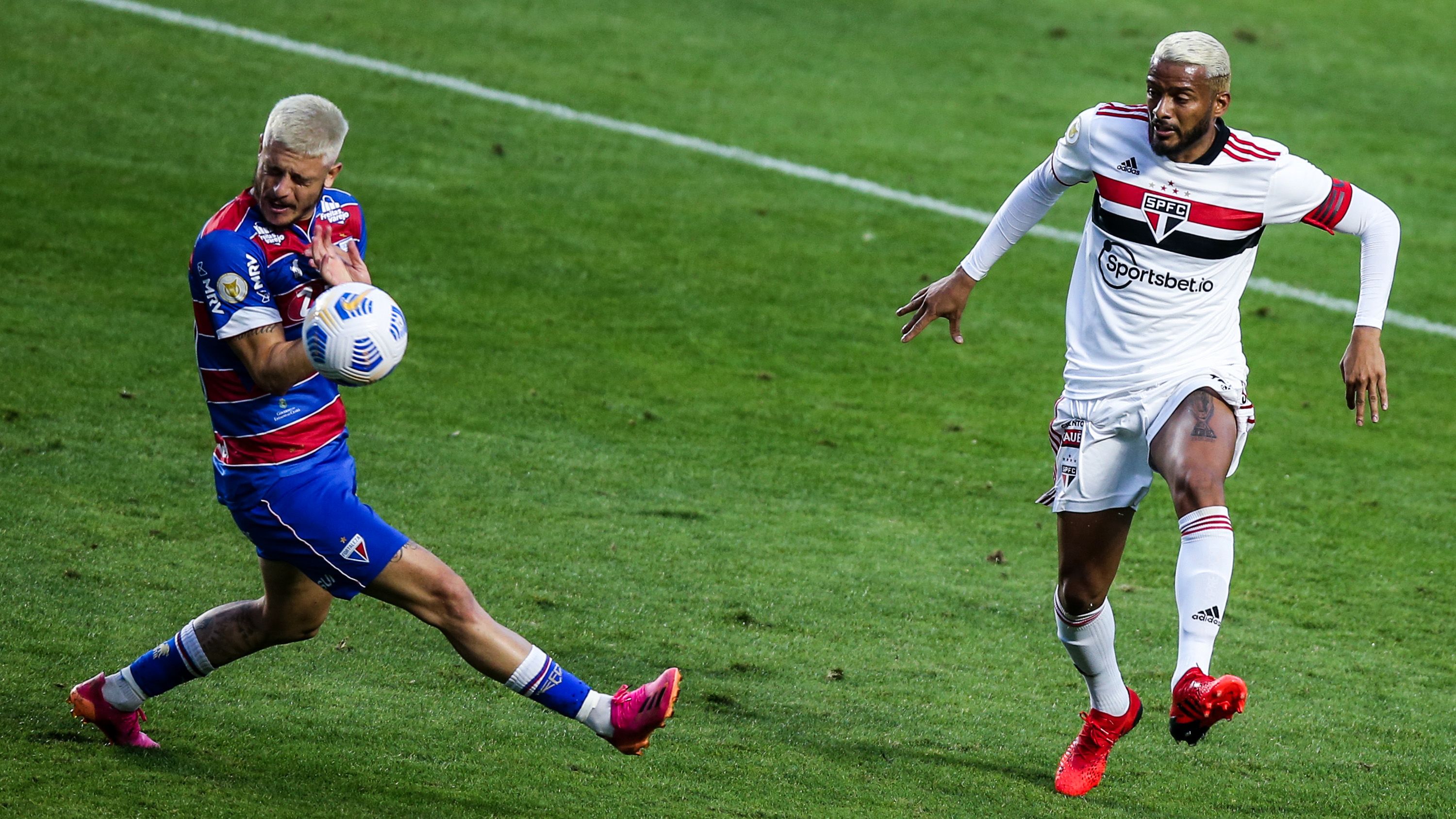Lucas Crispim e Reinaldo disputam bola em São Paulo x Fortaleza