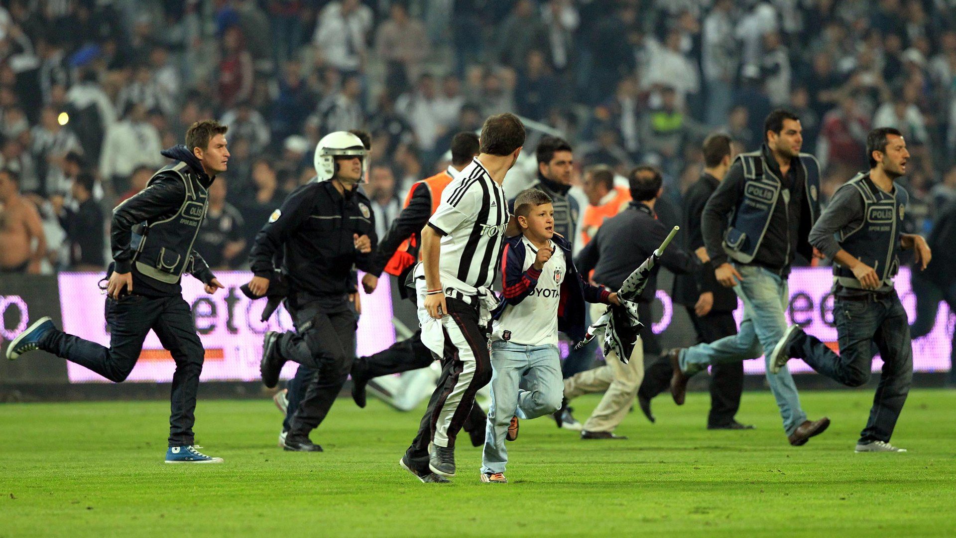 Clash during the Besiktas vs Galatasaray match