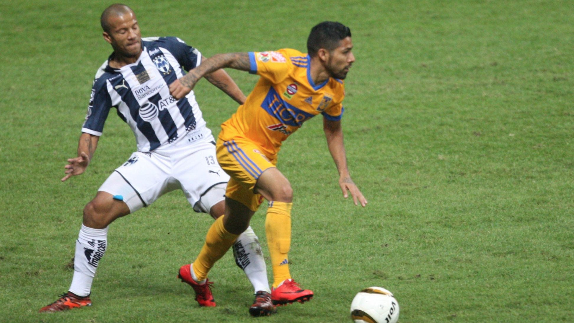 Carlos Sánchez Javier Aquino Monterrey Tigres 111217