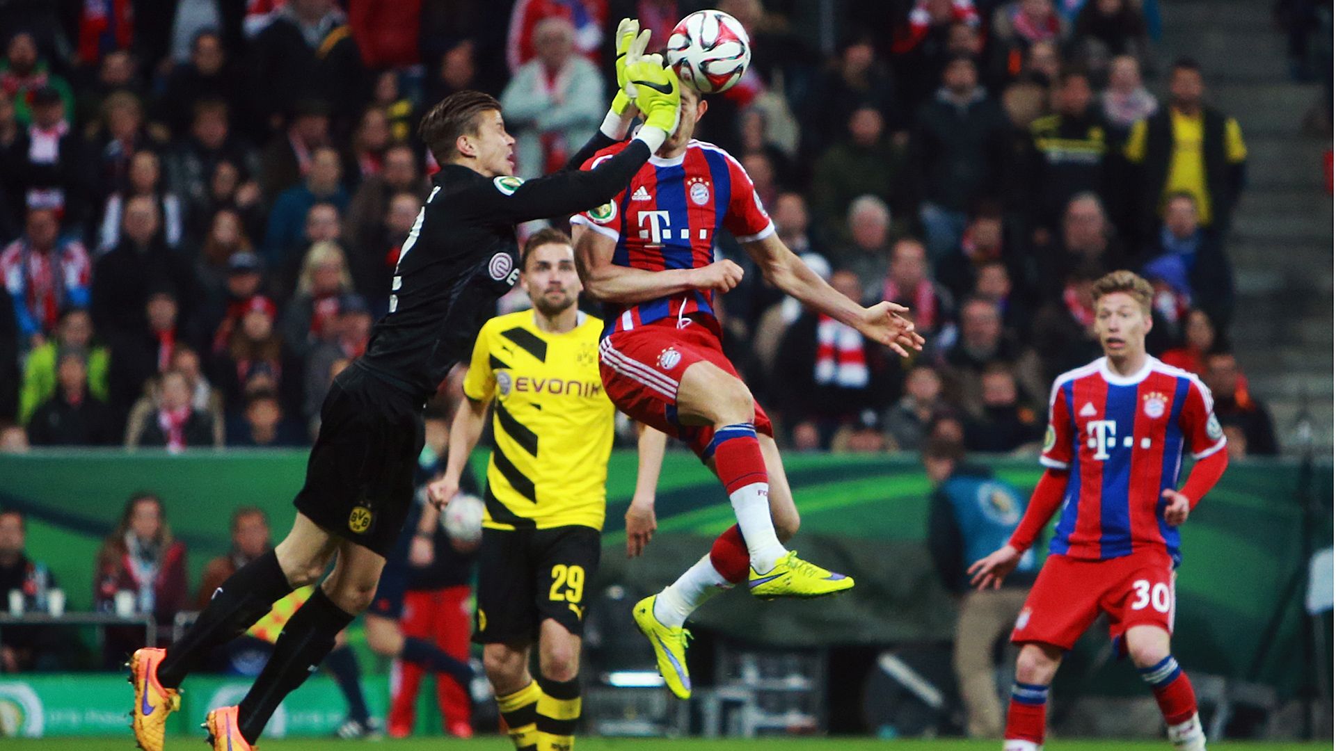Robert Lewandowski FC Bayern Mitchell Langerak Borussia Dortmund 04282015