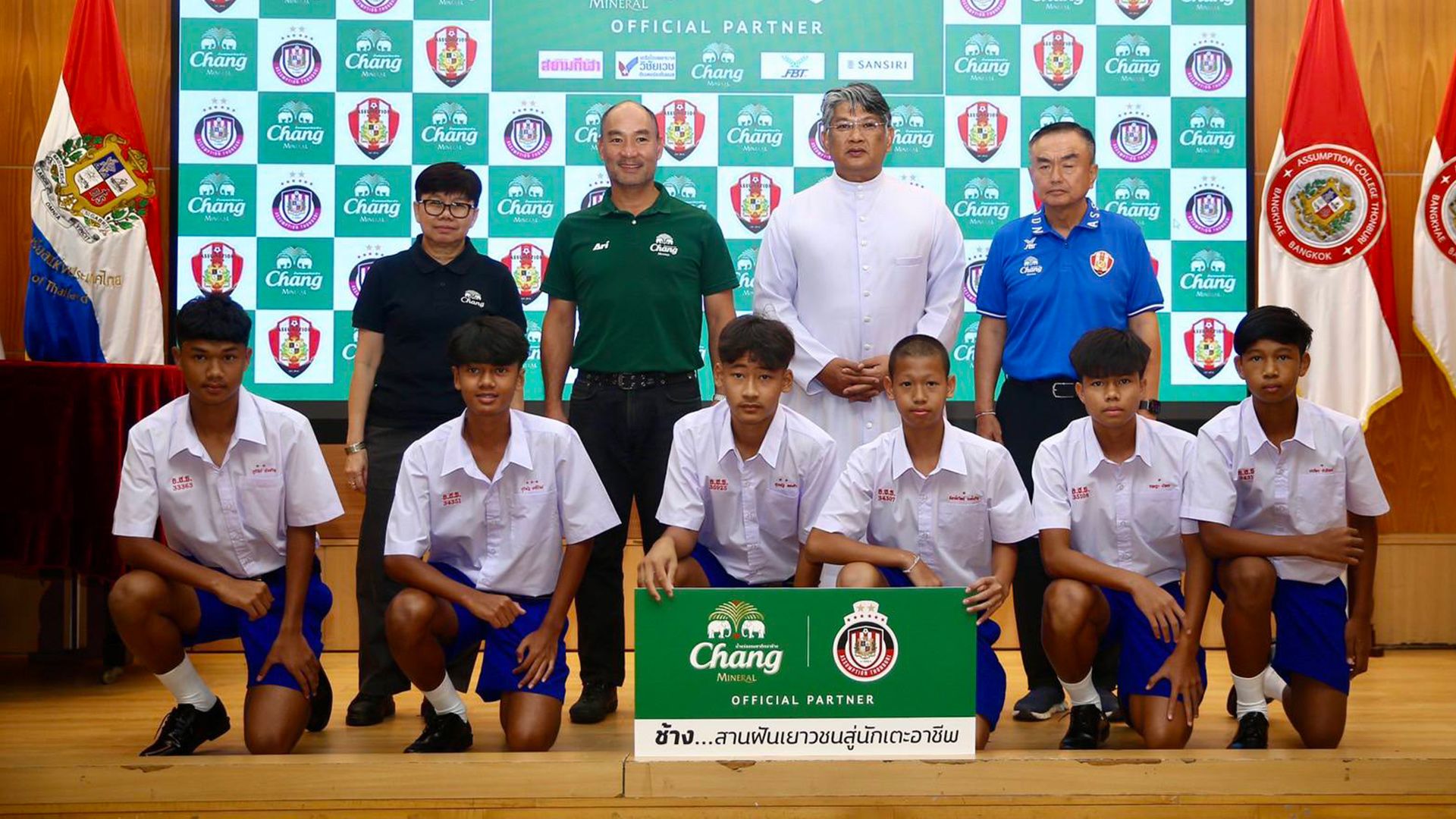 “น้ำแร่ธรรมชาติตราช้าง” ะเจ้าสัวน้อย รุ่นที่ 9