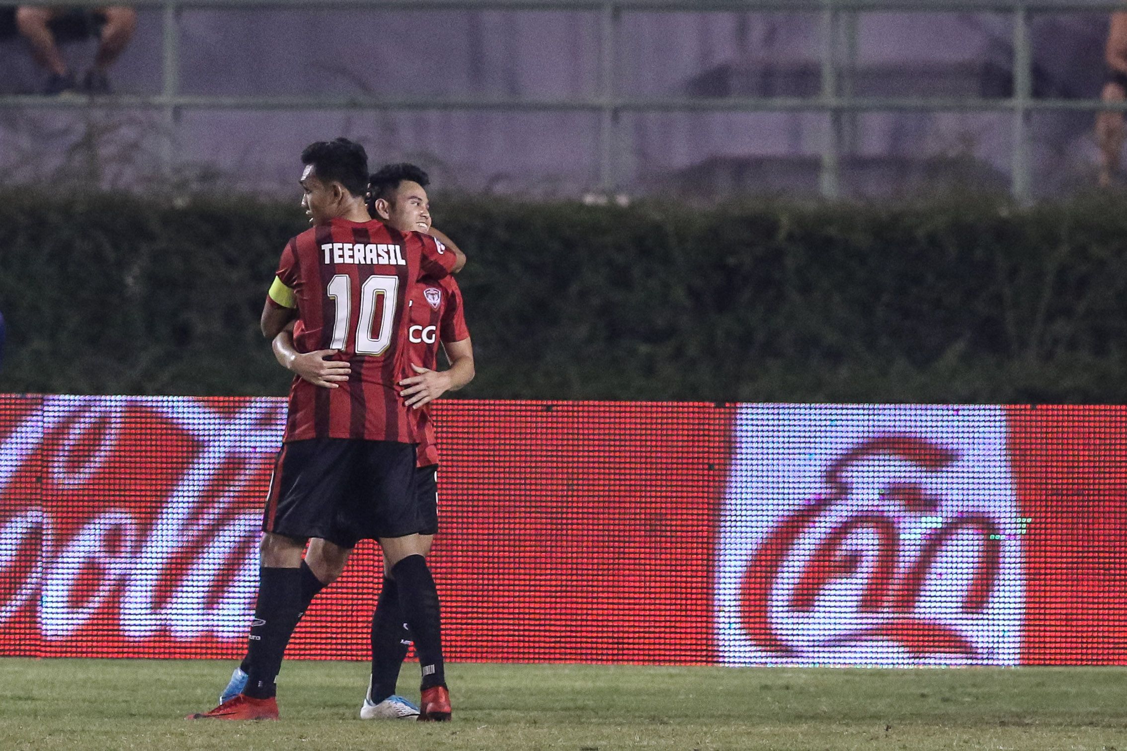 ธีรศิลป์ แดงดา, ธีราทร บุญมาทัน