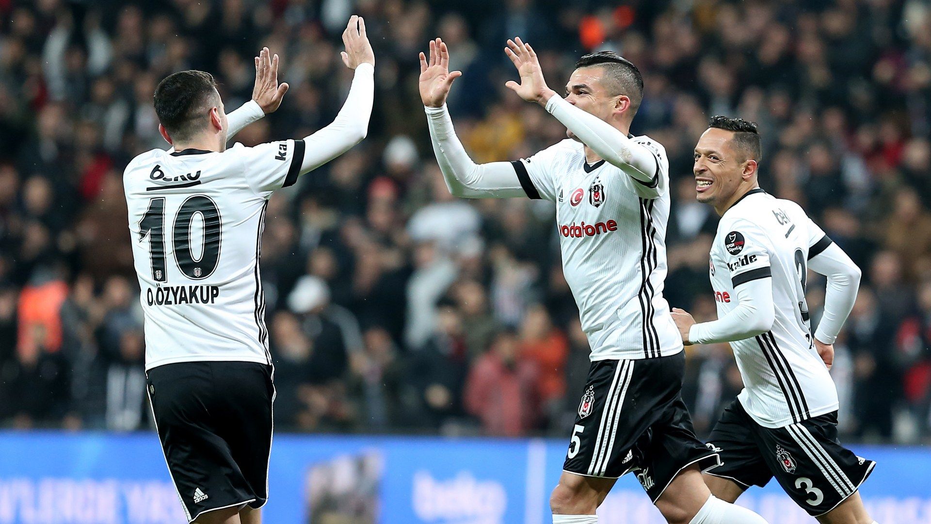 Oguzhan Ozyakup Pepe Besiktas Karabukspor STSL 02102018