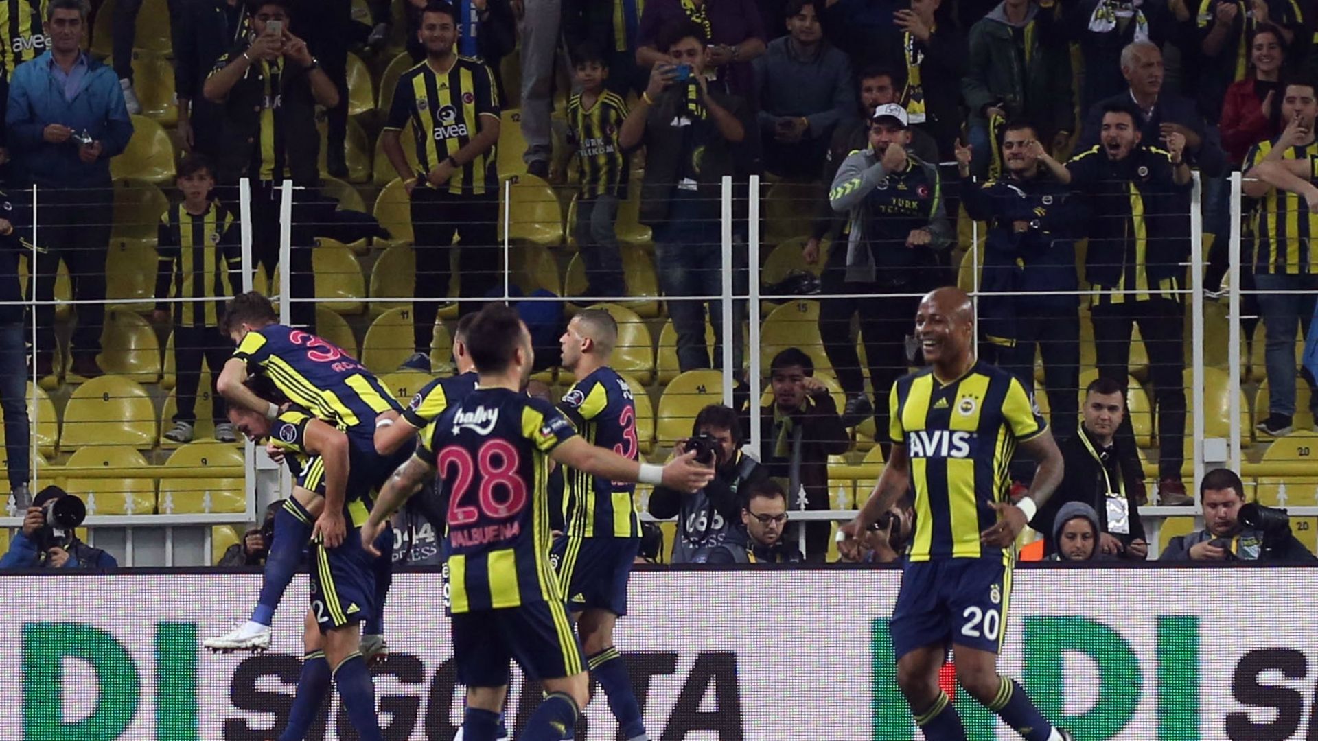 Fenerbahce Alanyaspor Frey Valbuena Ayew 111118