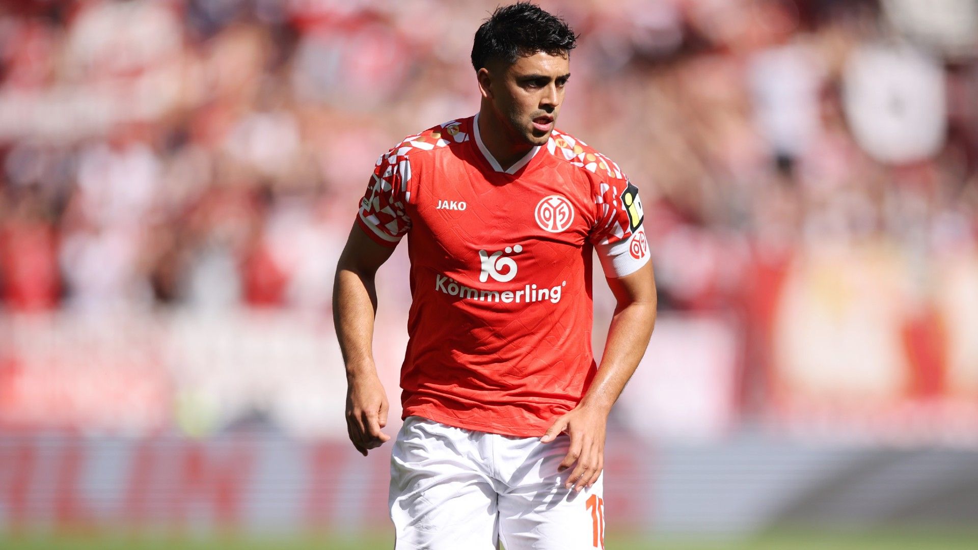 Nadiem Amiri of 1.FSV Mainz 05 controls the ball