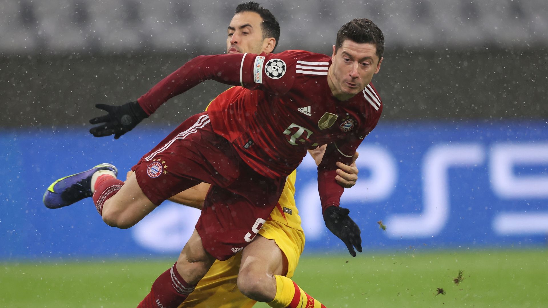Robert Lewandowski Bayern Munich Sergio Busquets Barcelona 2021-22