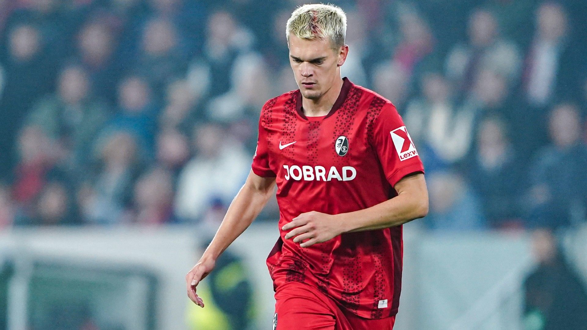 Matthias Ginter of Freiburg controls the ball
