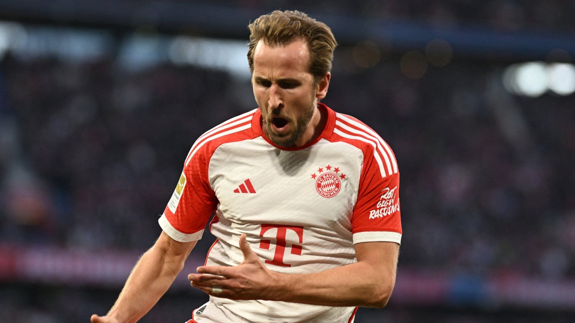 Berbatov Laments Kane's Bayern Move as English Star Continues Record-Breaking Form