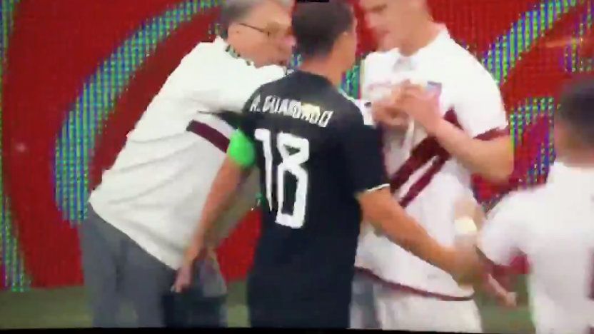 Tata separando jugadores