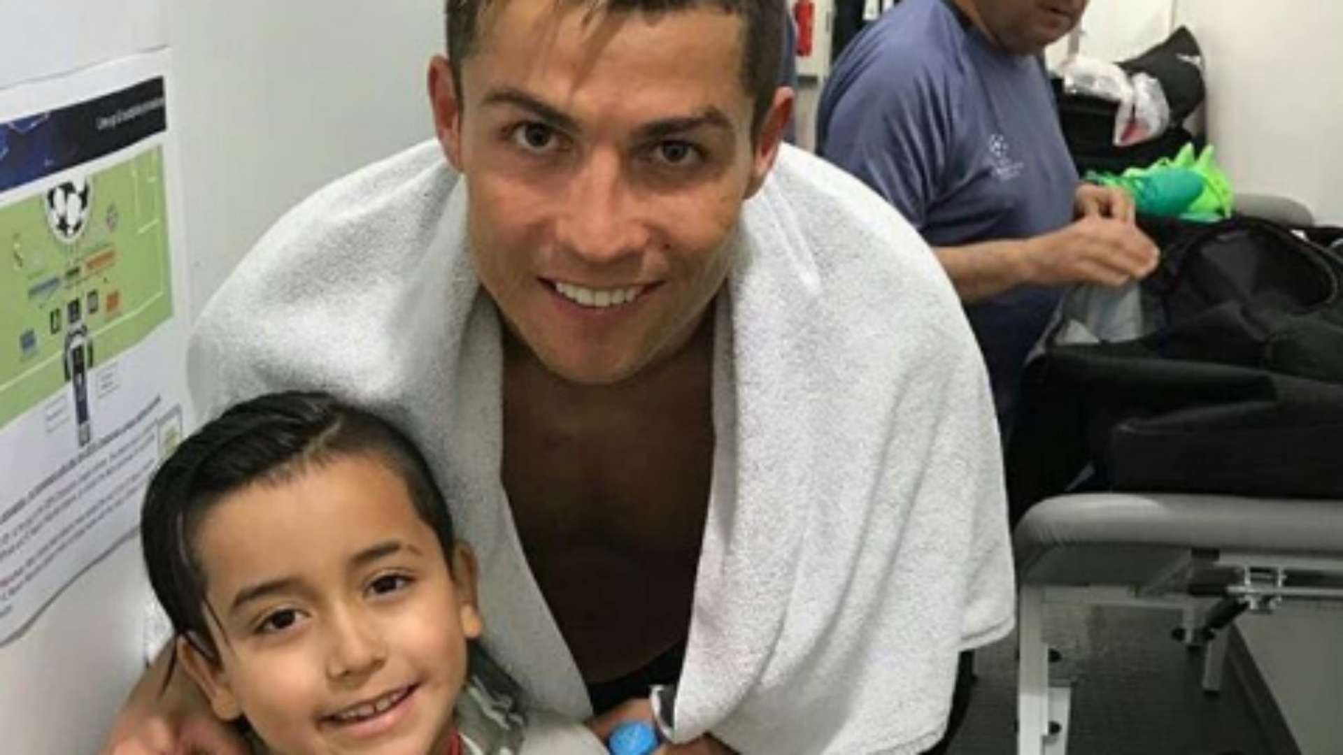 Alonso, hijo de Vidal, y Cristiano Ronaldo 12042017