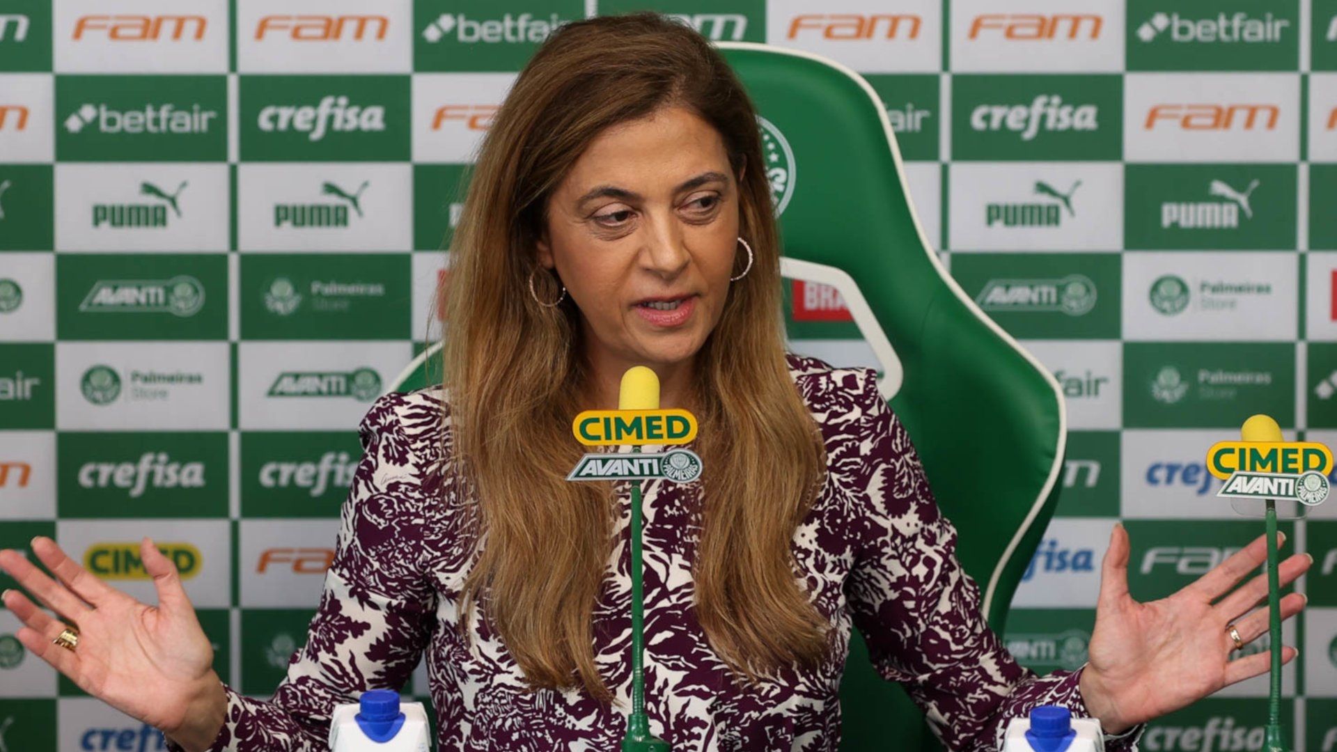 Leila Pereira, presidente do Palmeiras, durante coletiva de imprensa, abril de 2023