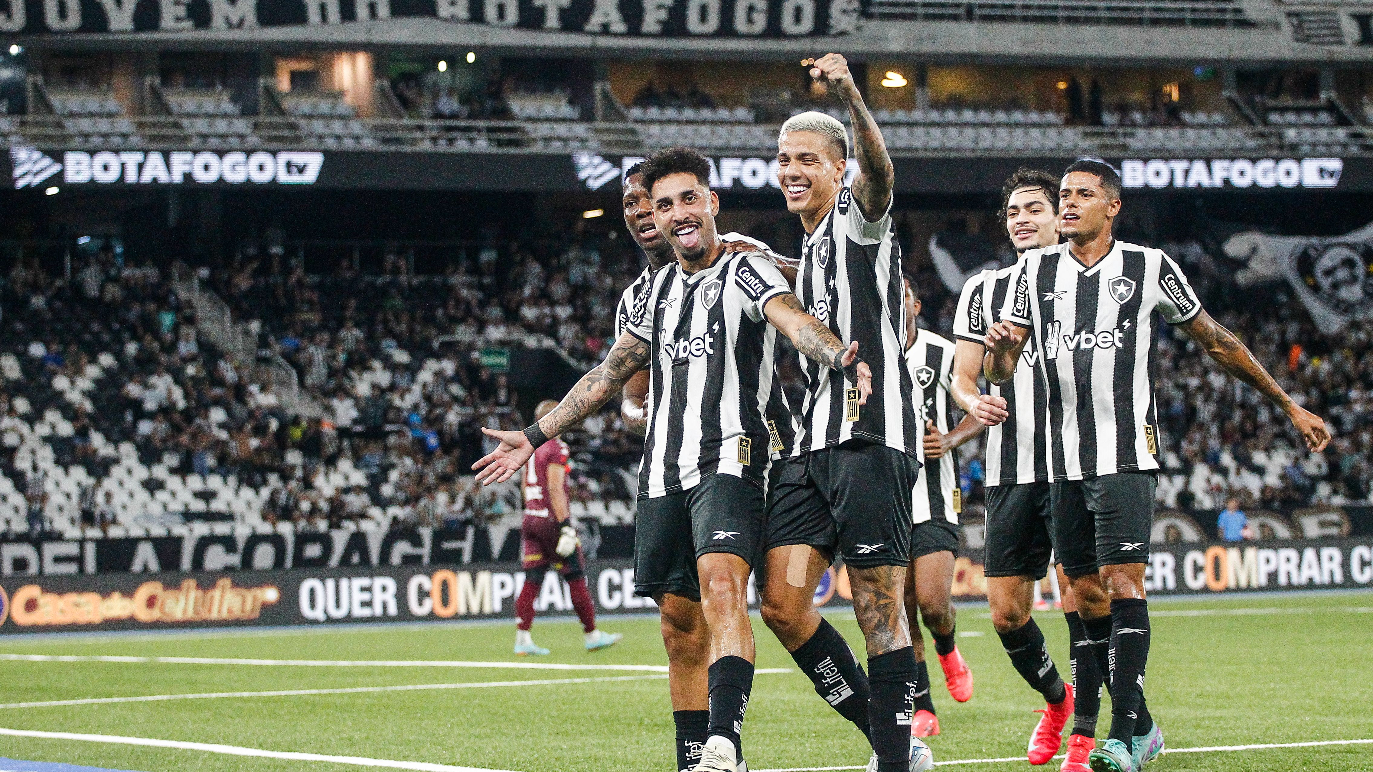 Kauê comemora gol pelo Botafogo