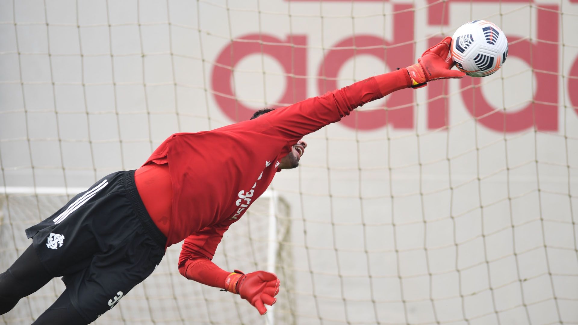 Vitor Hugo, goleiro em treino do Internacional 2021