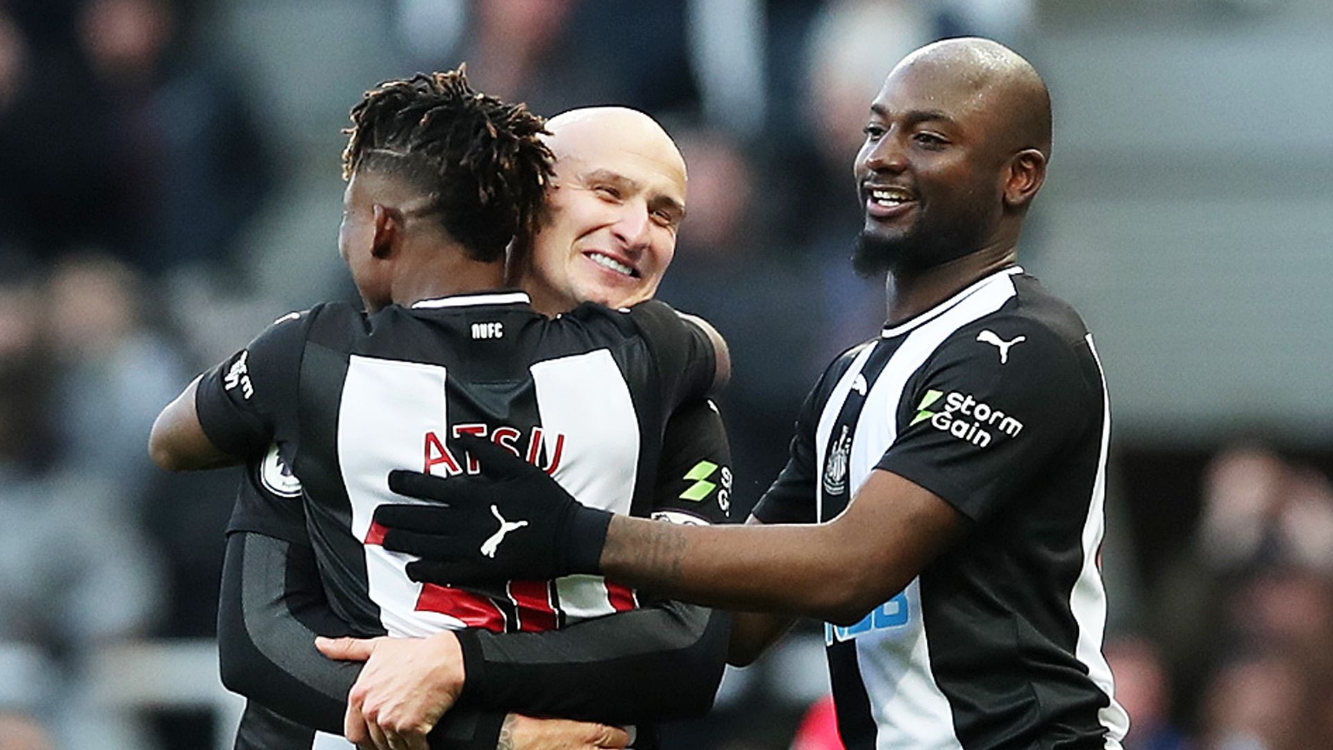 Newcastle celebrate Jonjo Shelvey goal vs Man City