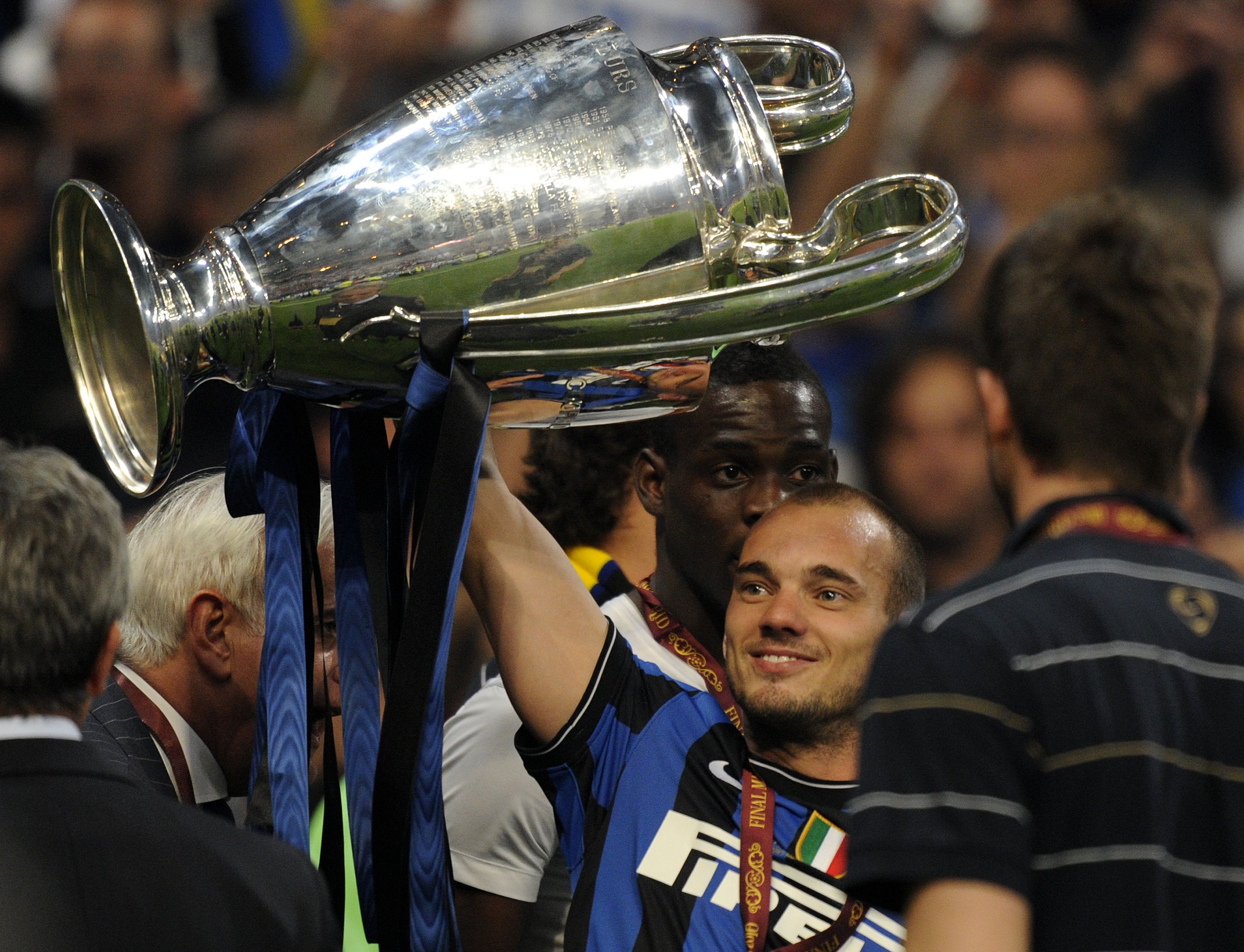 Wesley Sneijder poses with Champions League trophy
