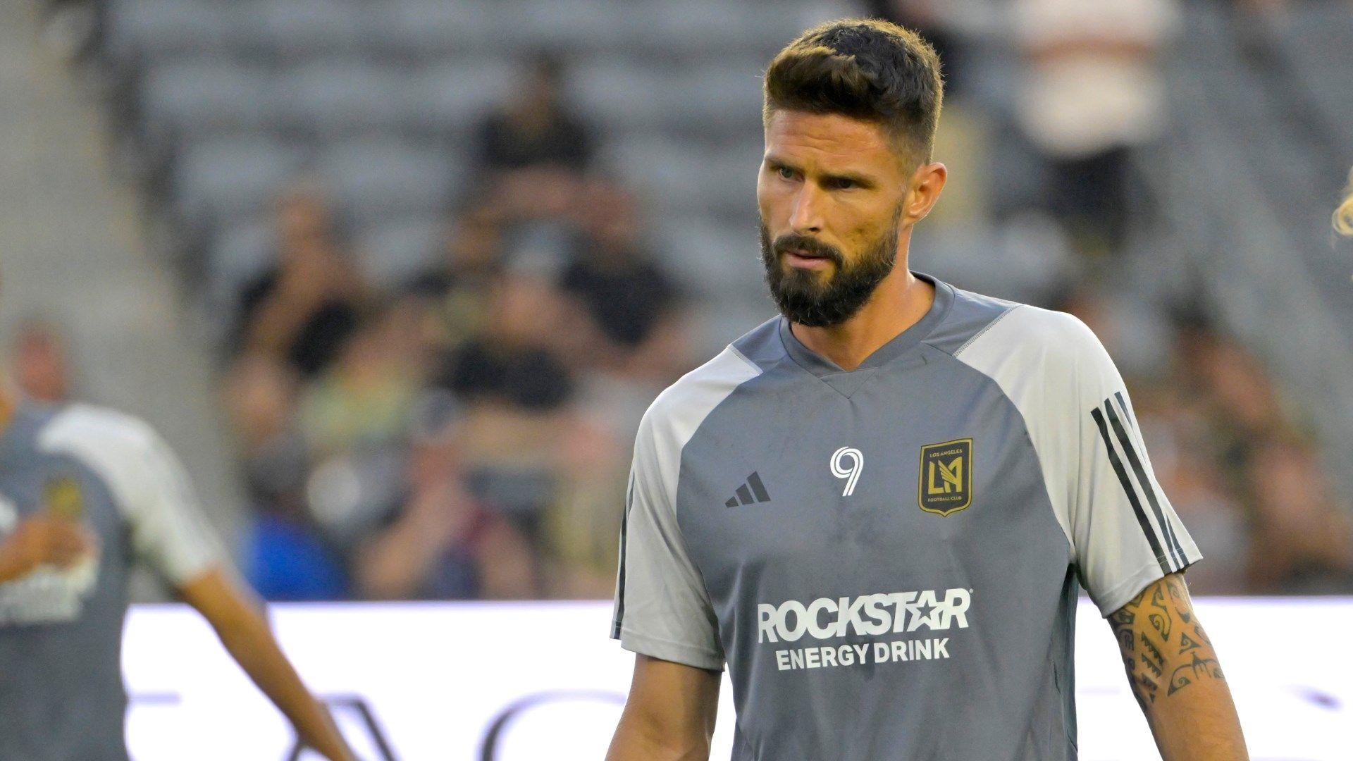 Olivier Giroud warms up for LAFC