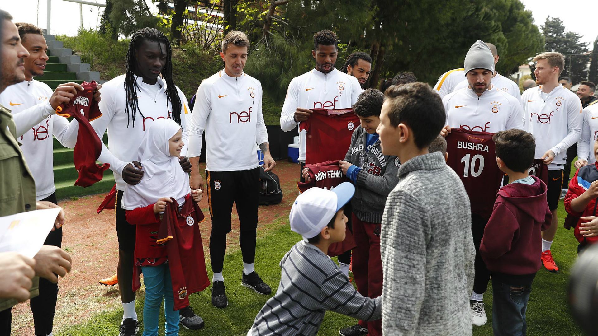 Galatasaray players and Syrian kids