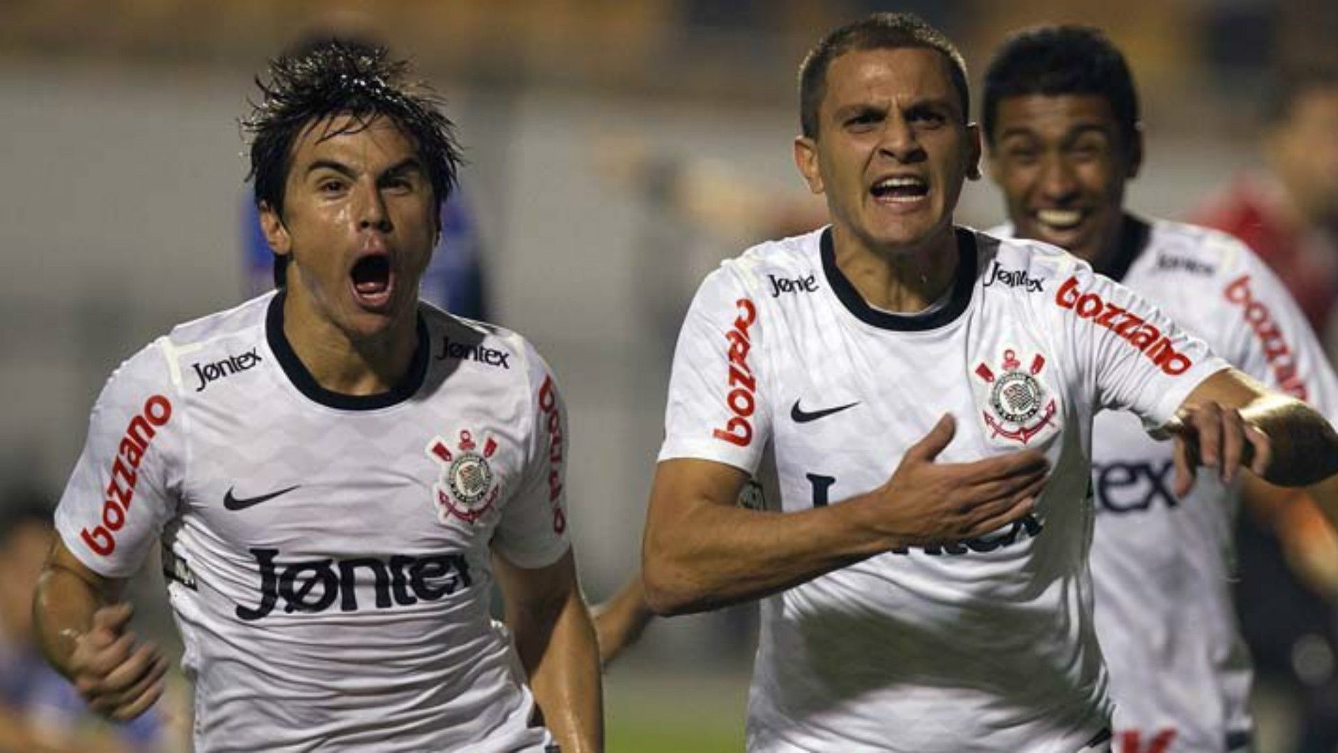 Fábio Santos, Paulinho e Willian - Corinthians - Libertadores 2012