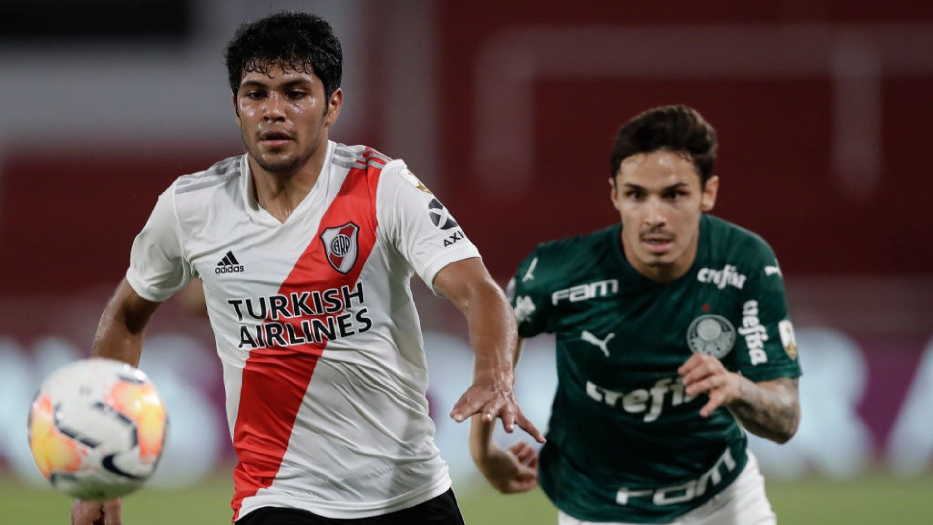 robert rojas disputa un balón en el river palmeiras