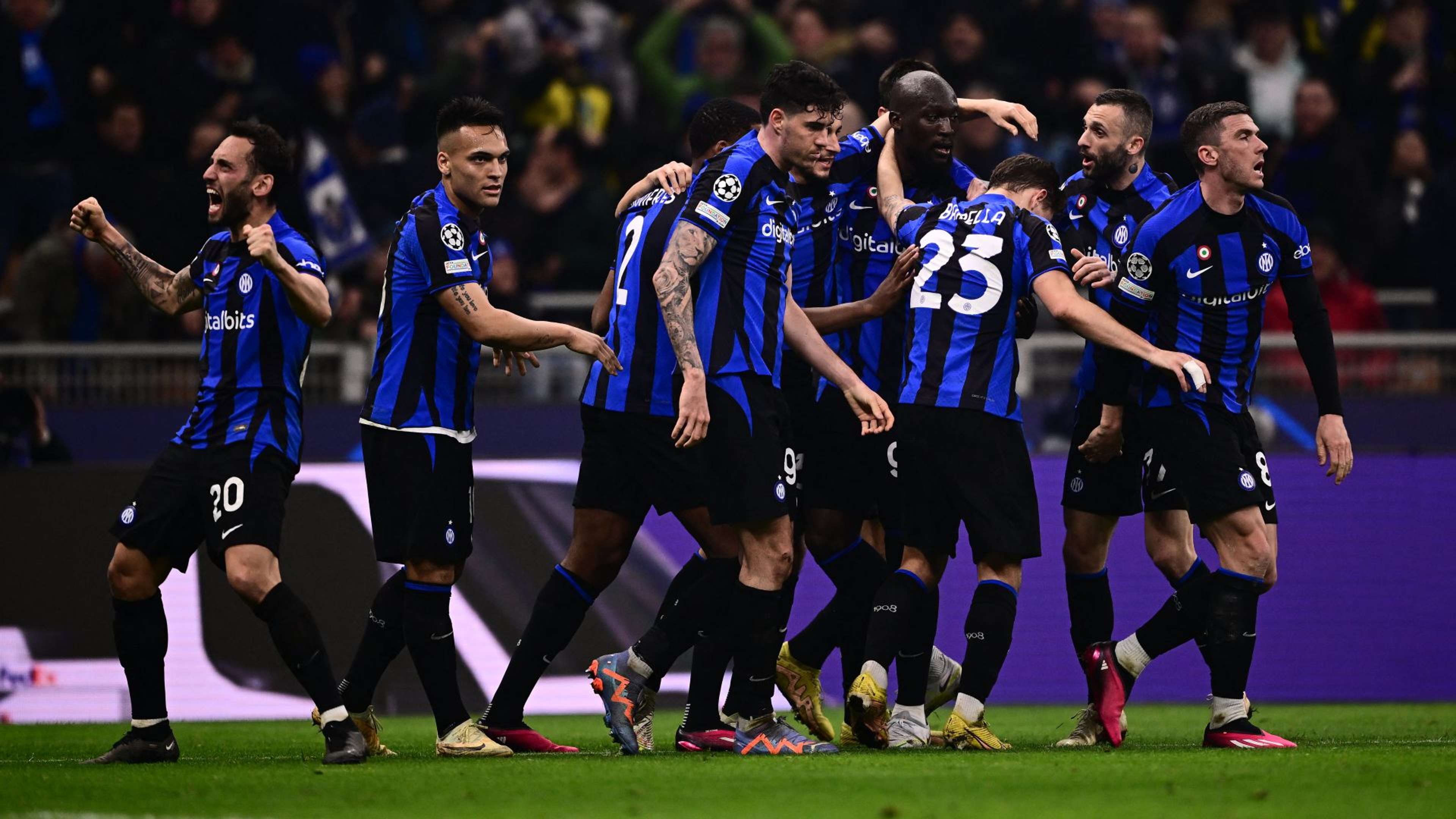 Inter players celebrating Inter Porto Champions League