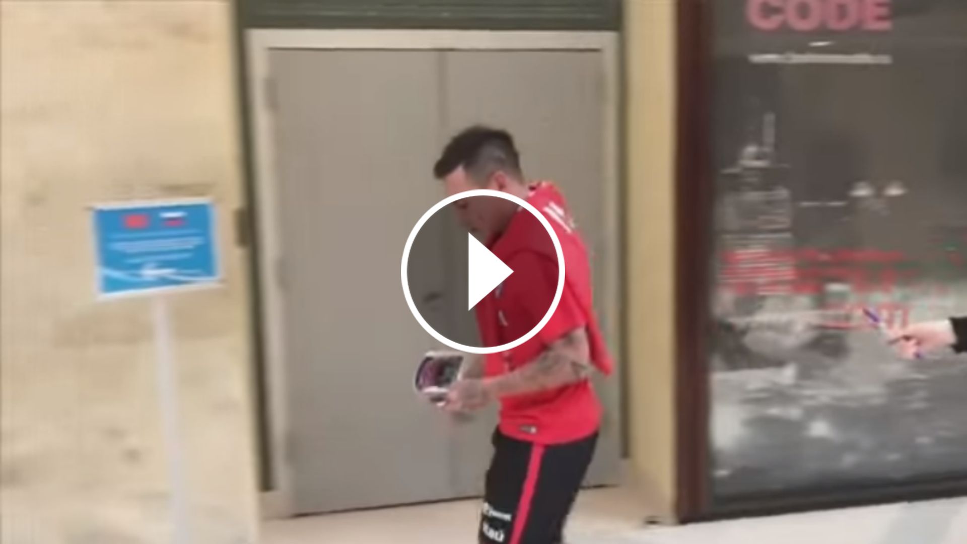play Eduardo Vargas, firmando autógrafos