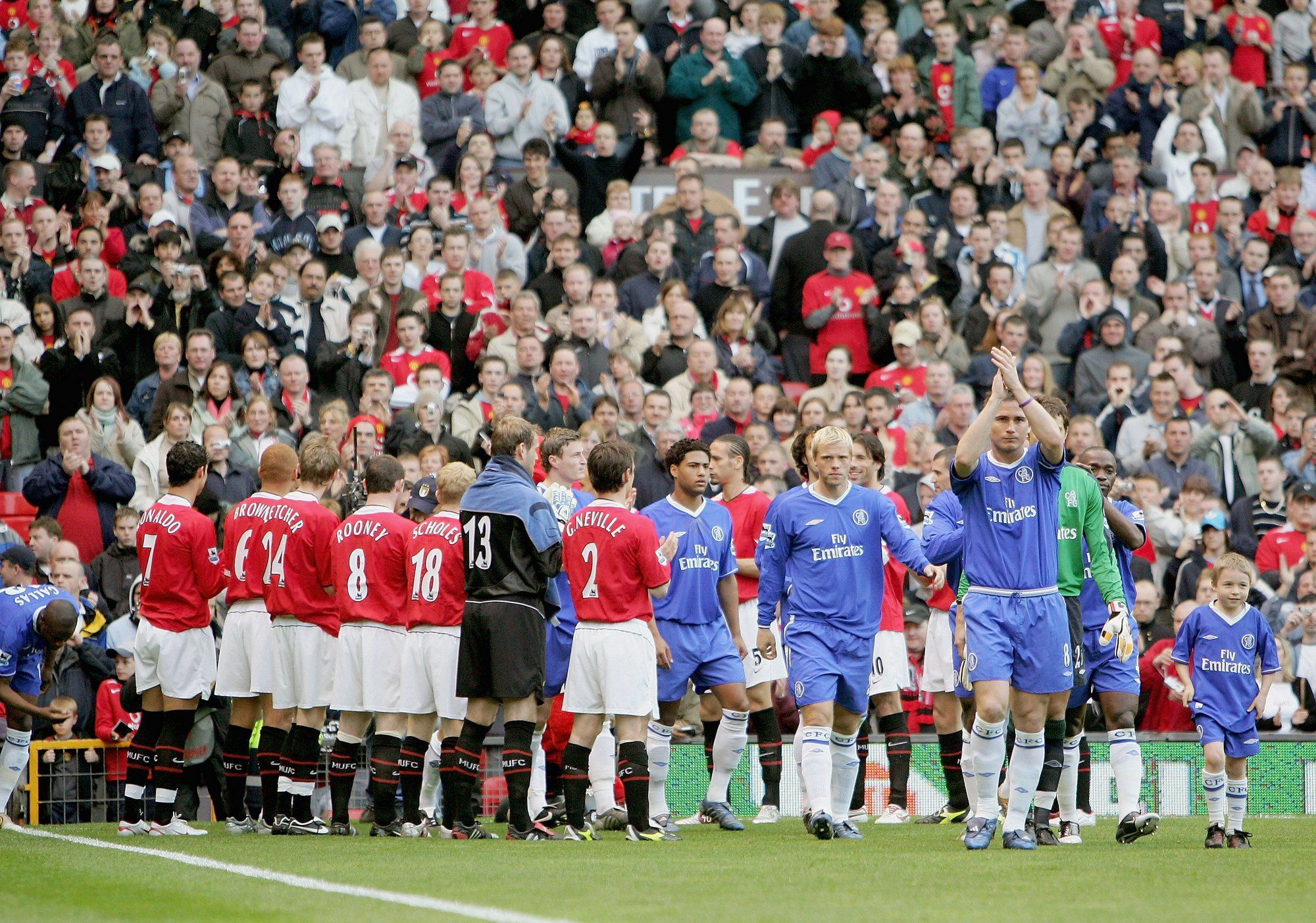 Manchester United guard of honour for Chelsea in 2005