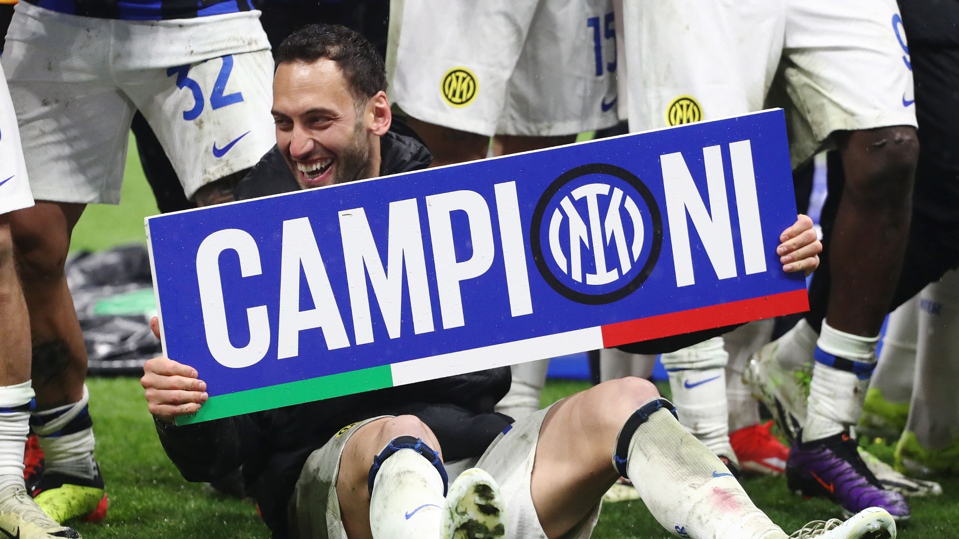 Calhanoglu Inter festa Derby