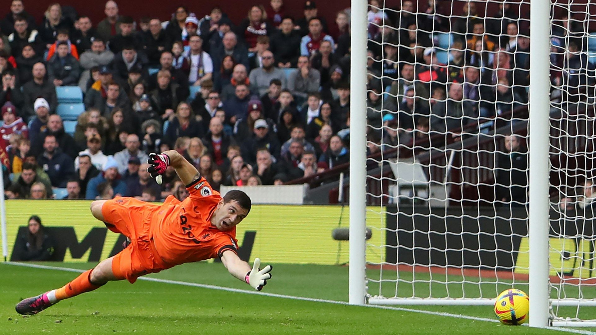 Emiliano Martinez Aston Villa Arsenal 2022-23
