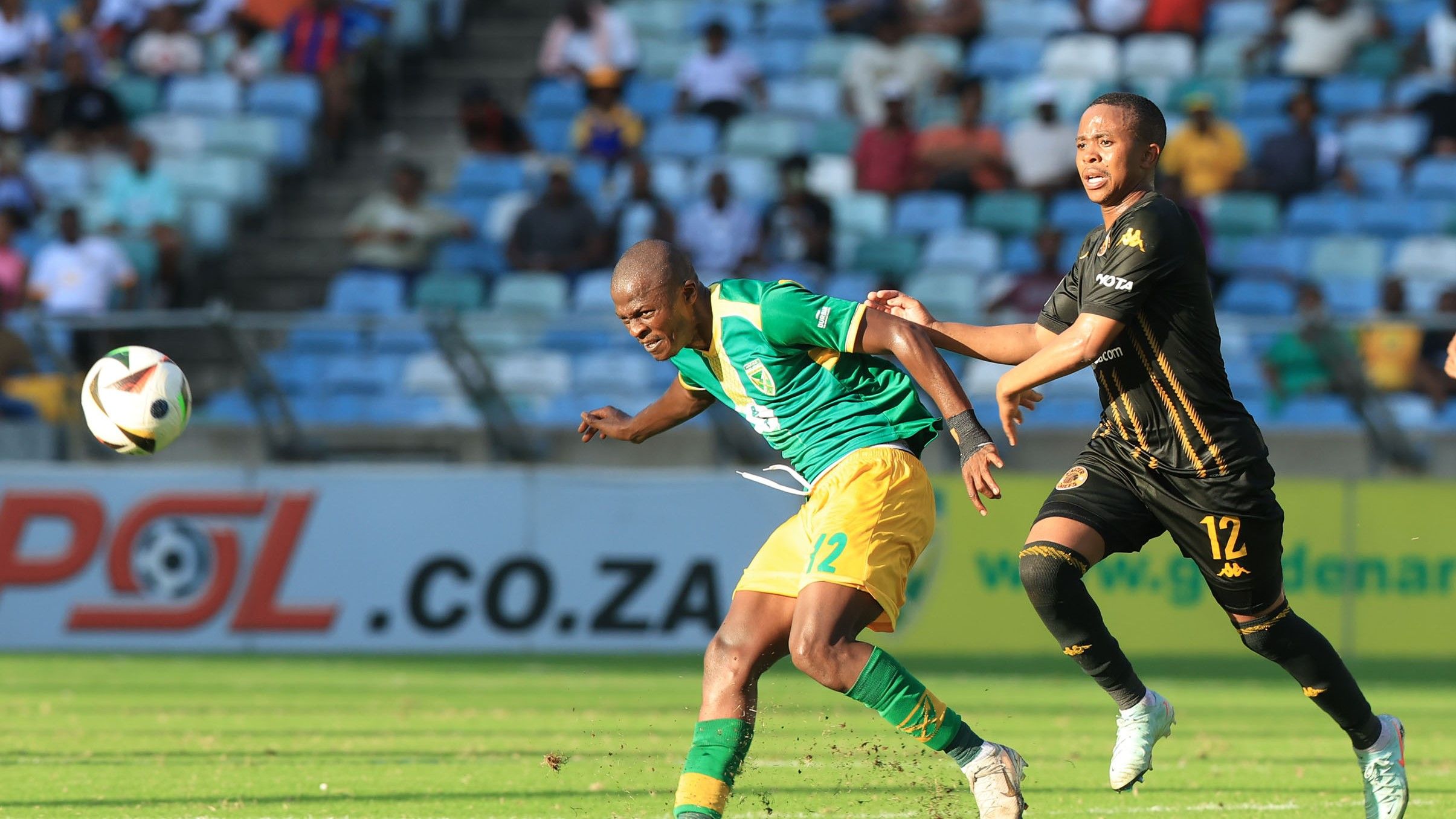 Golden Arrows midfielder Velemseni Ndwandwe challenges Kaizer Chiefs' Nkosingiphile Ngcobo