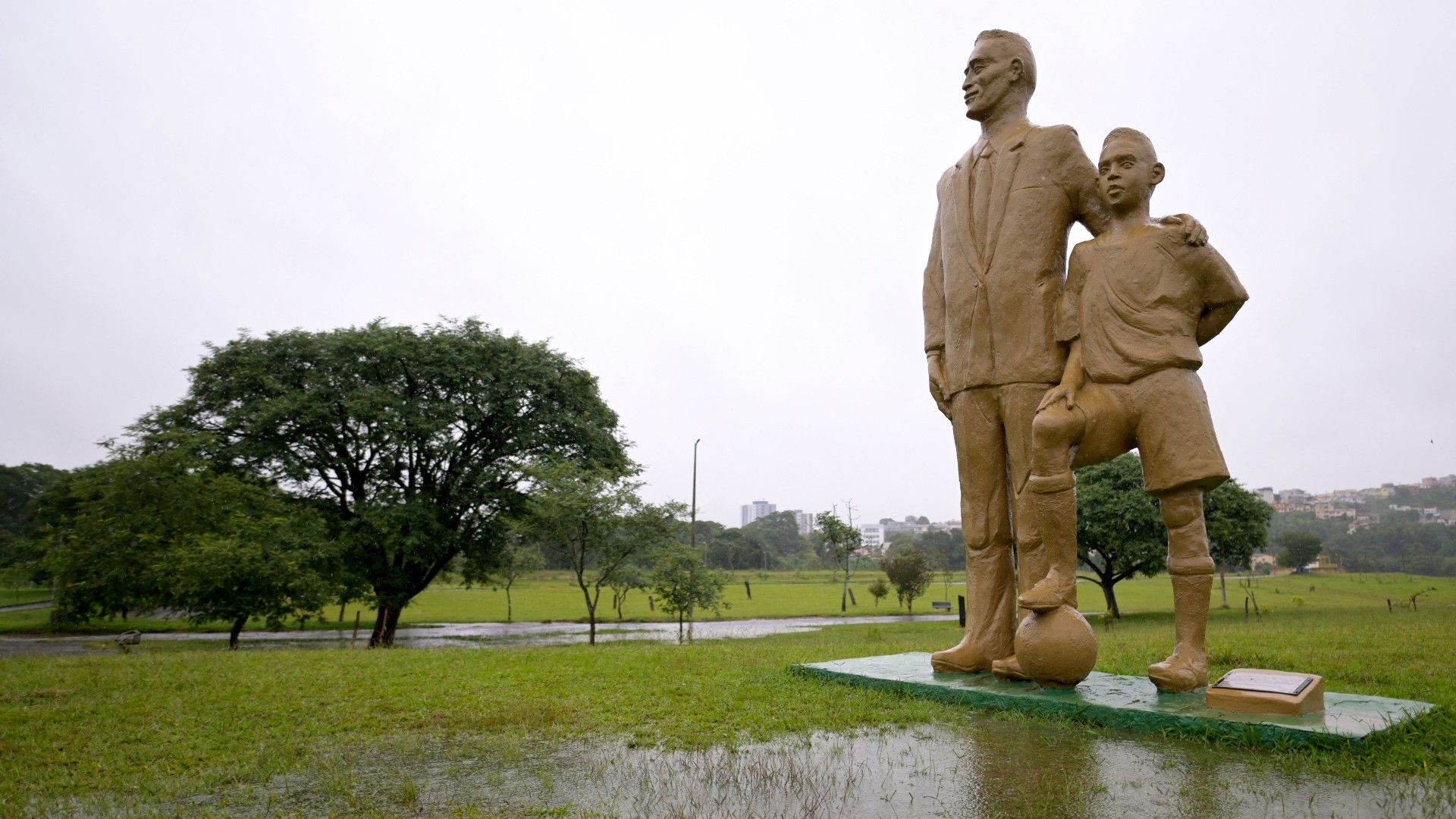 Estátua Dondinho Pelé Três Corações
