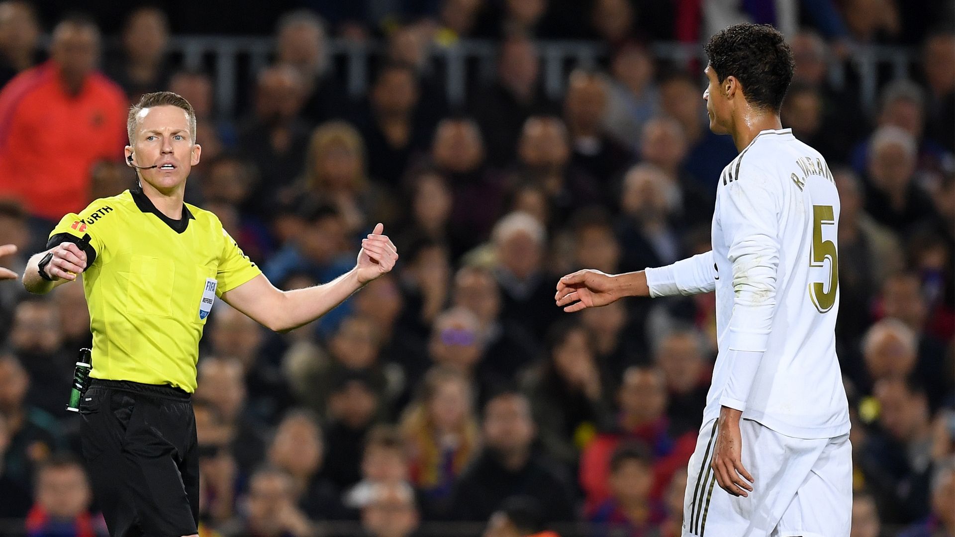 Hernández Hernández, árbitro del Clásico y Varane (Real Madrid)