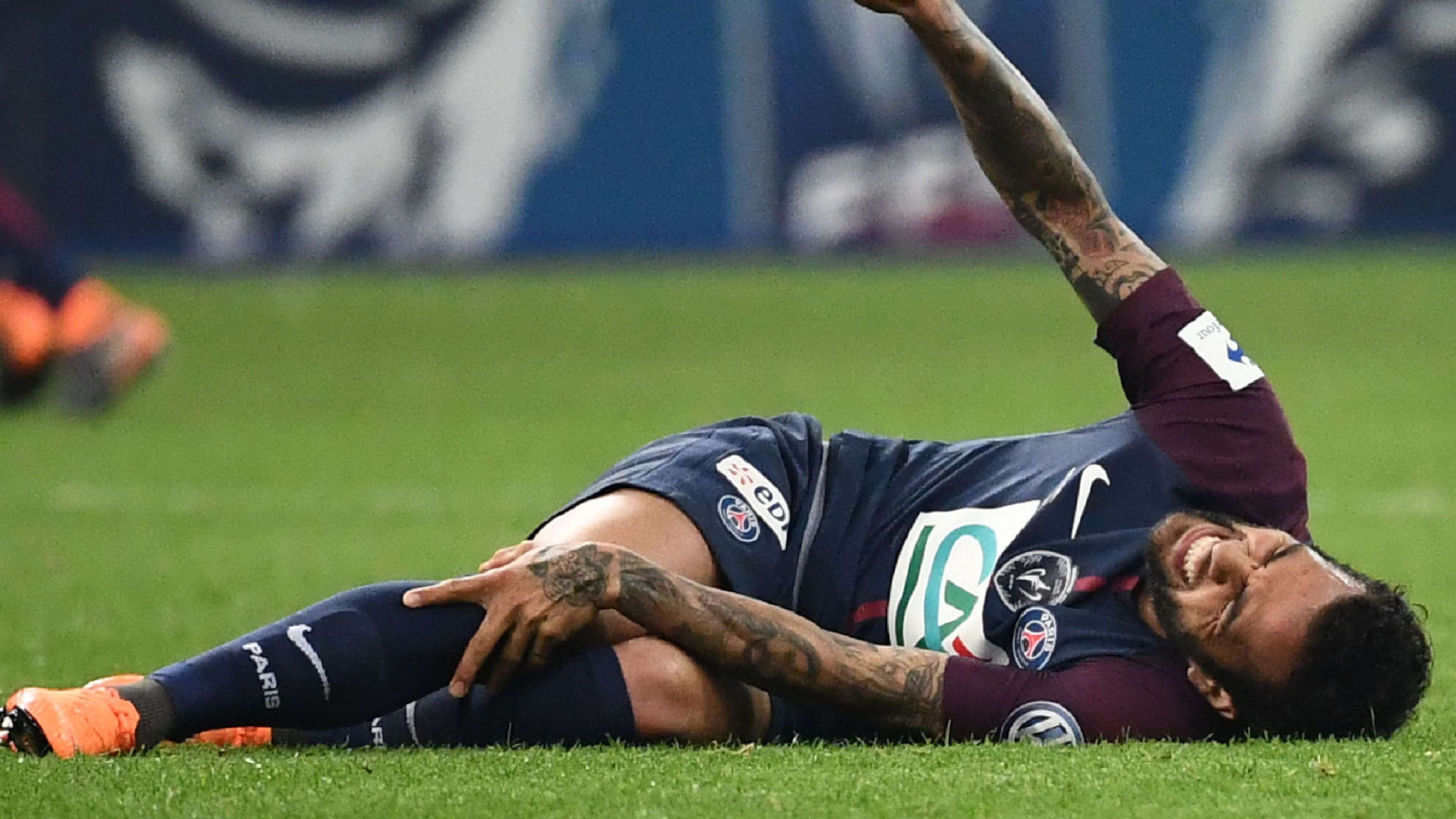 Dani Alves injury PSG Les Herbiers 08052018