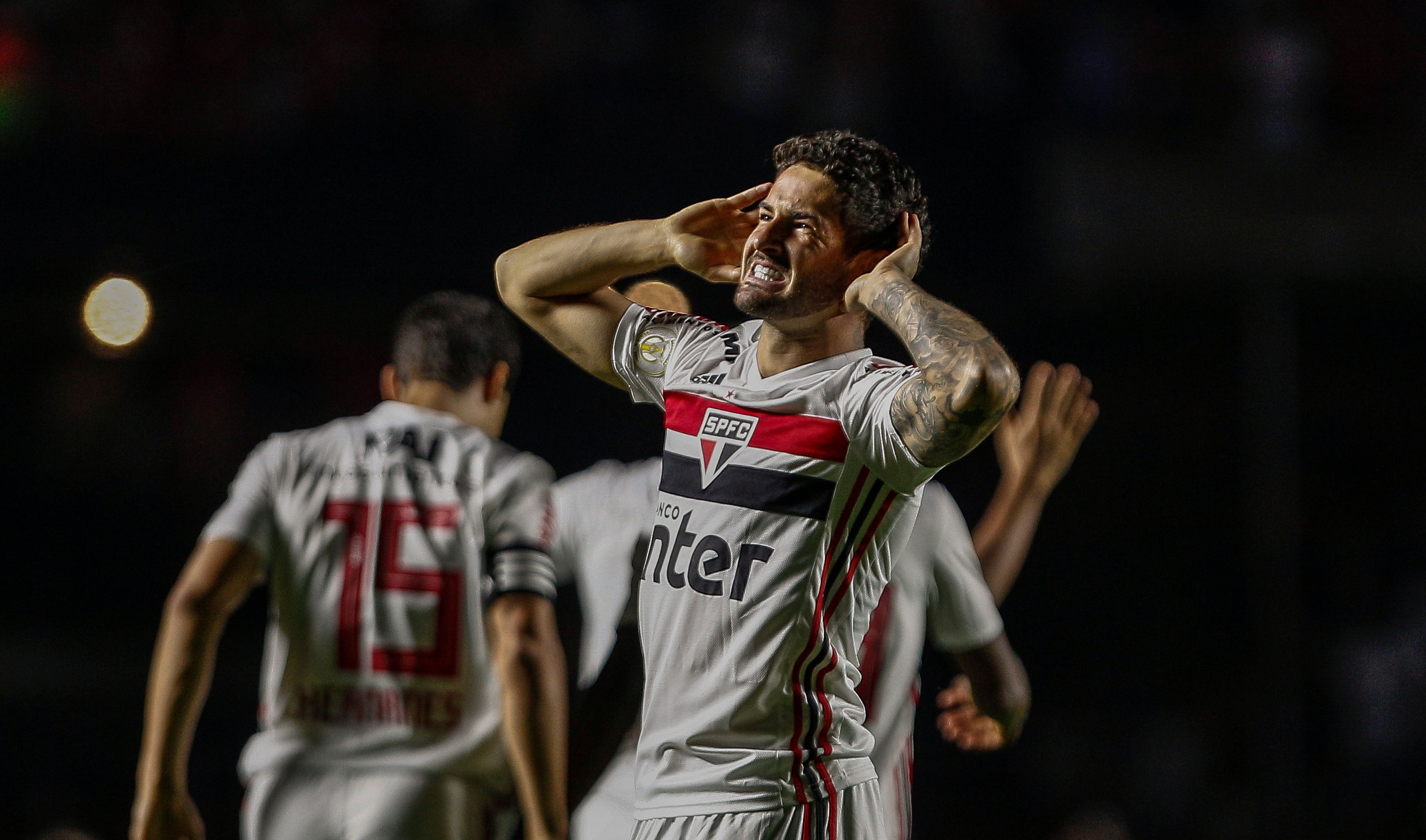 Alexandre Pato comemora gol no Morumbi em São Paulo x Santos