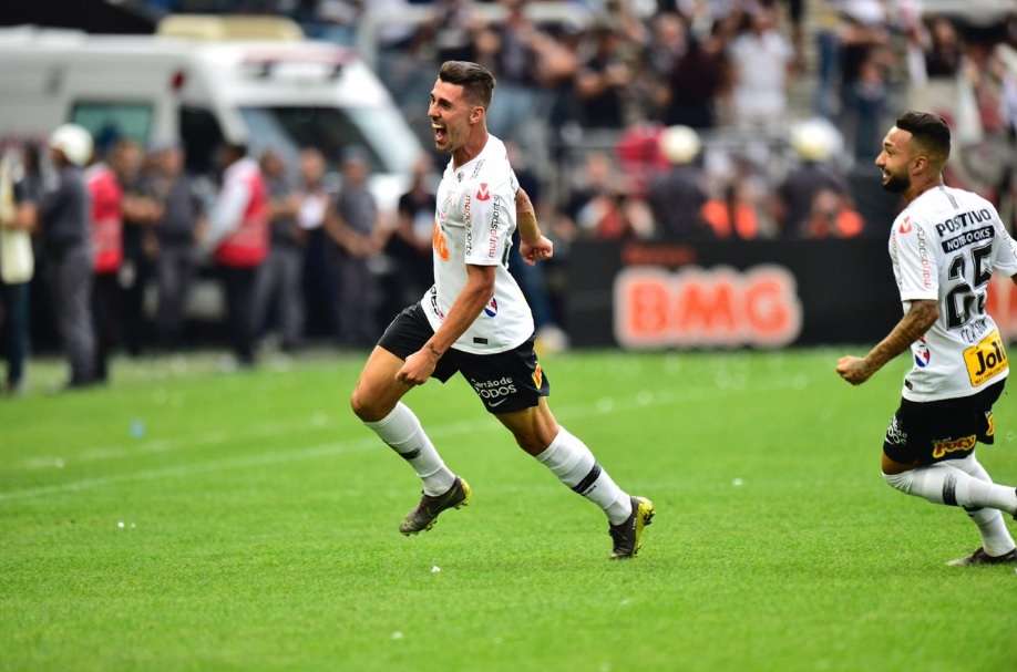 Danilo Avelar comemora gol do Corinthians na final contra o São Paulo, em Itaquera