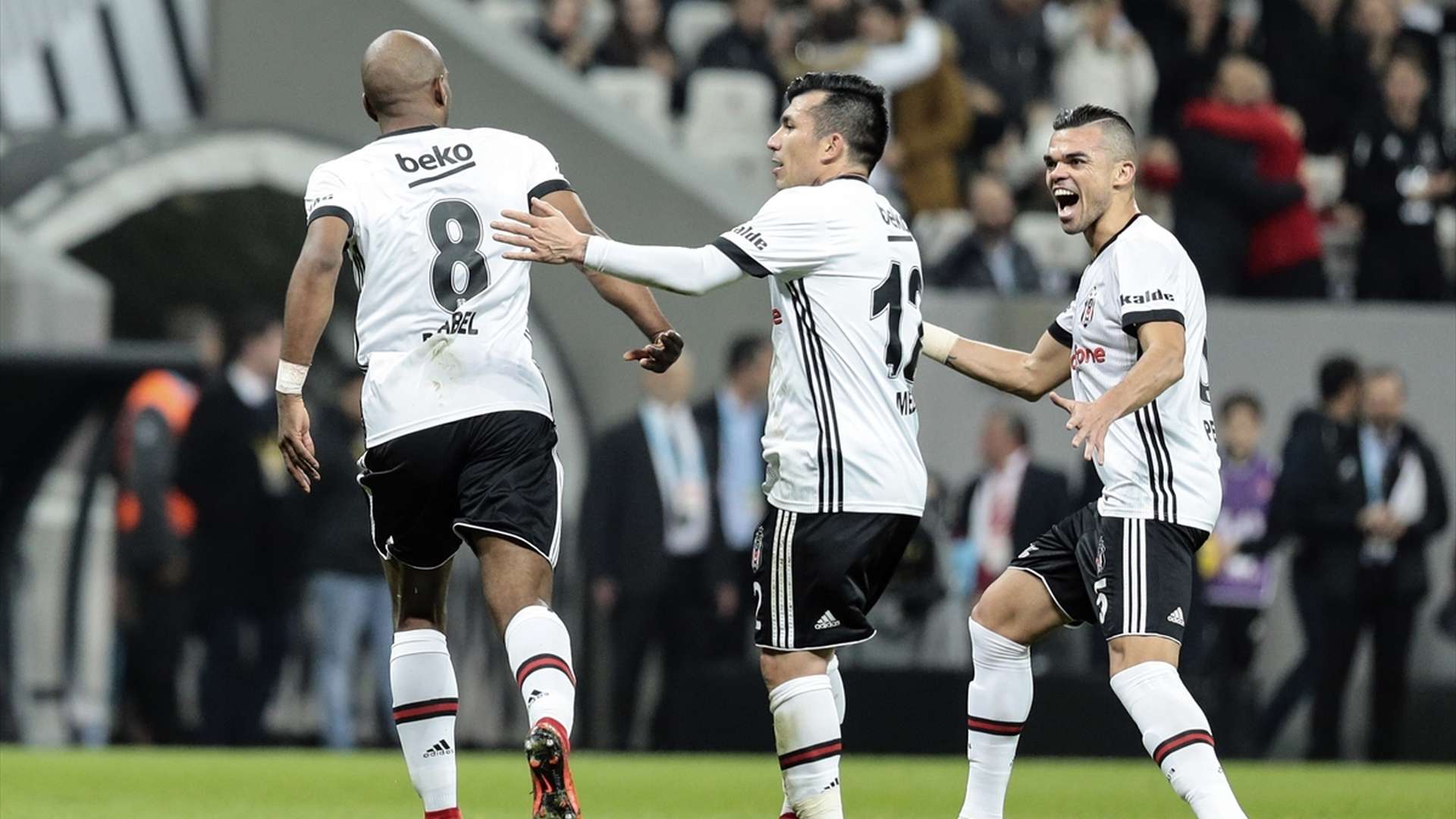 Ryan Babel Gary Medel Pepe Besiktas 12172017