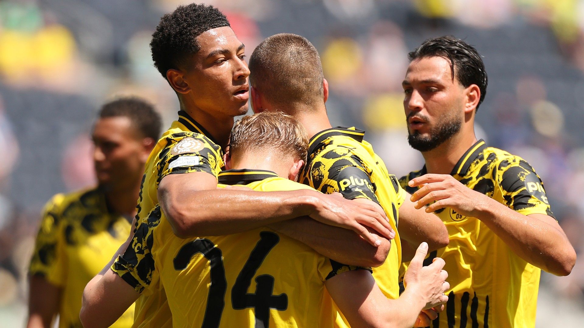 Daniel Svensson #24 of Borussia Dortmund celebrates a goal 