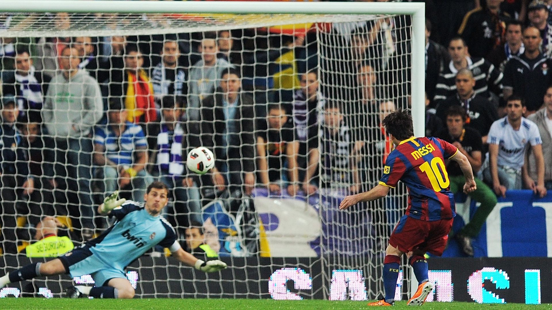 Lionel Messi Barcelona Real Madrid 2011 penalty