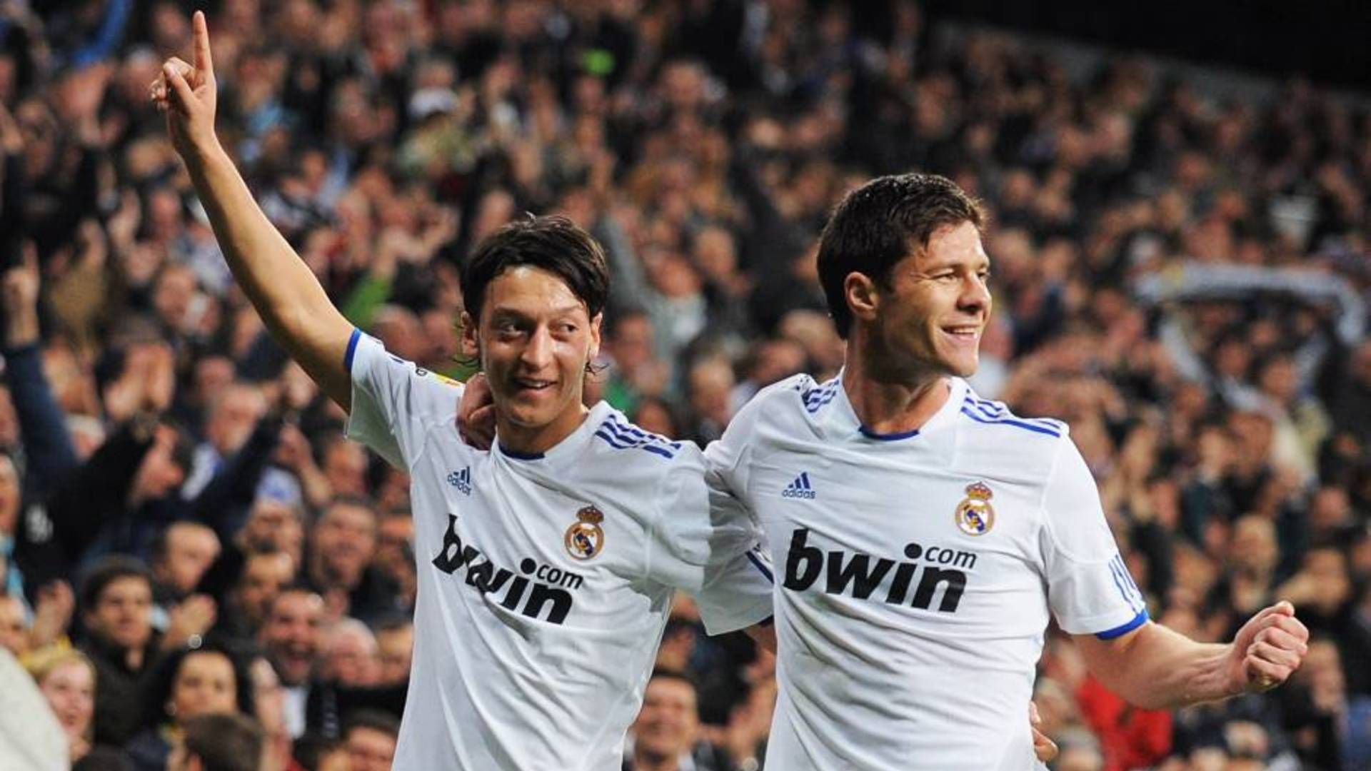 Xabi Alonso Mesut Özil Real Madrid