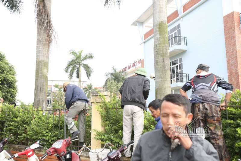 Trèo rào mua vé AFF Cup