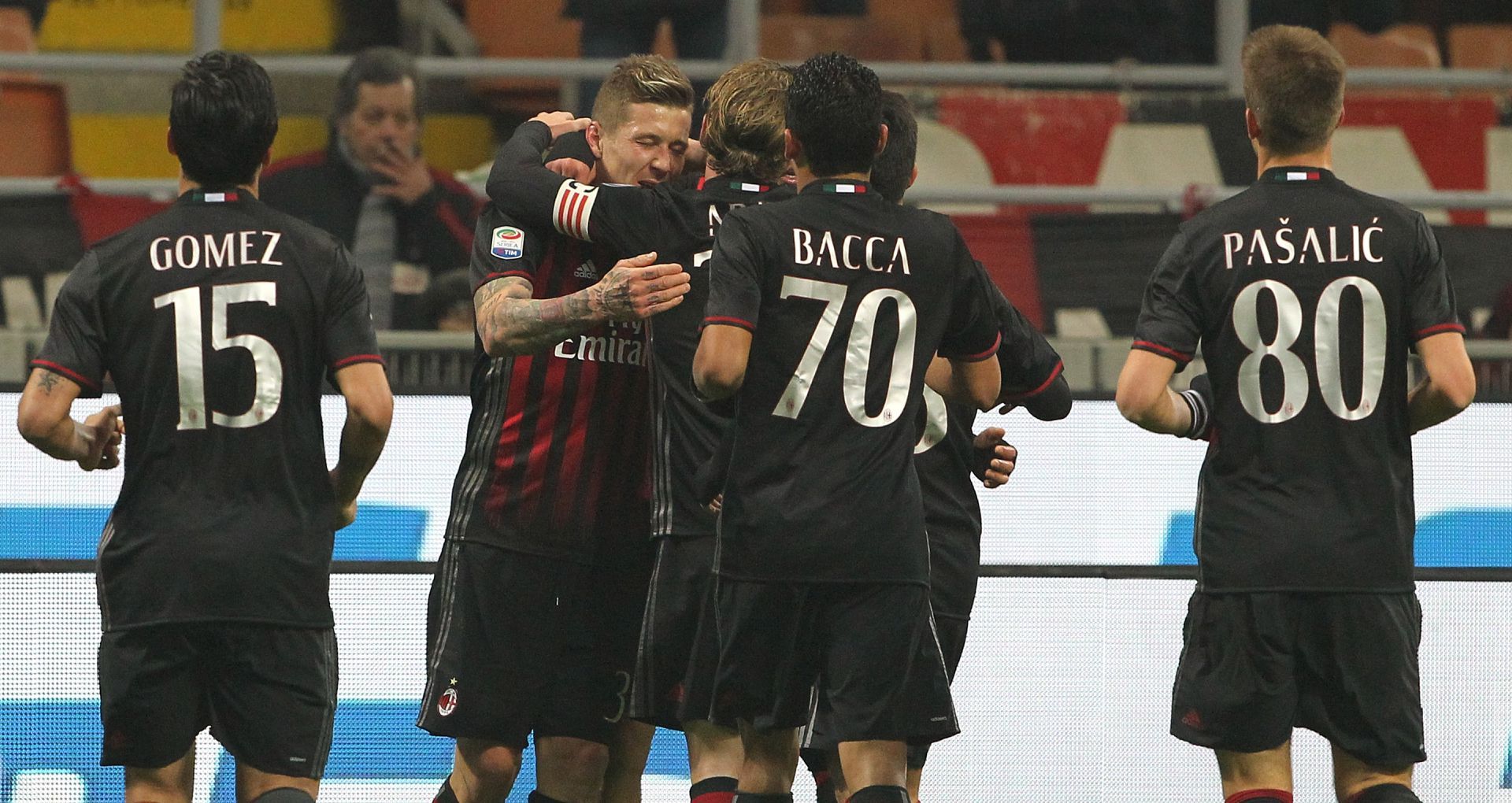 Milan players celebrating Milan Fiorentina Serie A