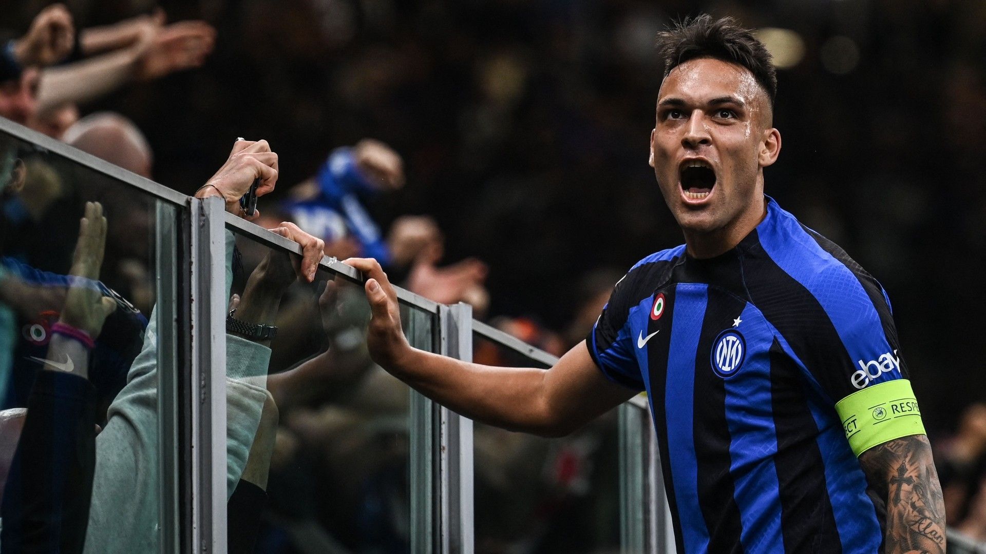 Lautaro Martinez Inter 2022-23 on fence