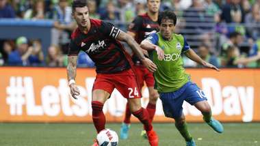 Liam Ridgewell Nicolas Lodeiro MLS08212017