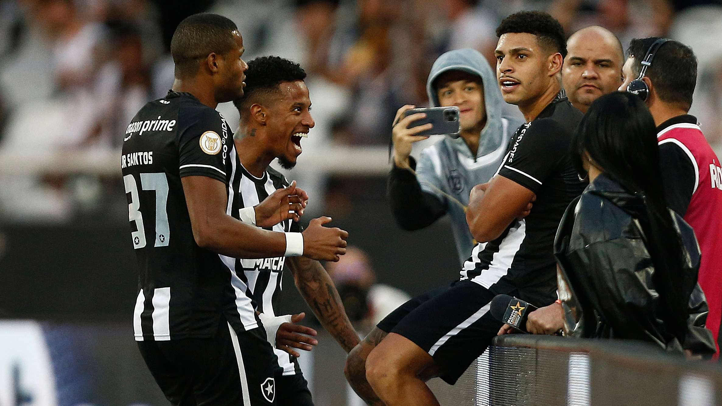 Luis Henrique comemora gol do Botafogo