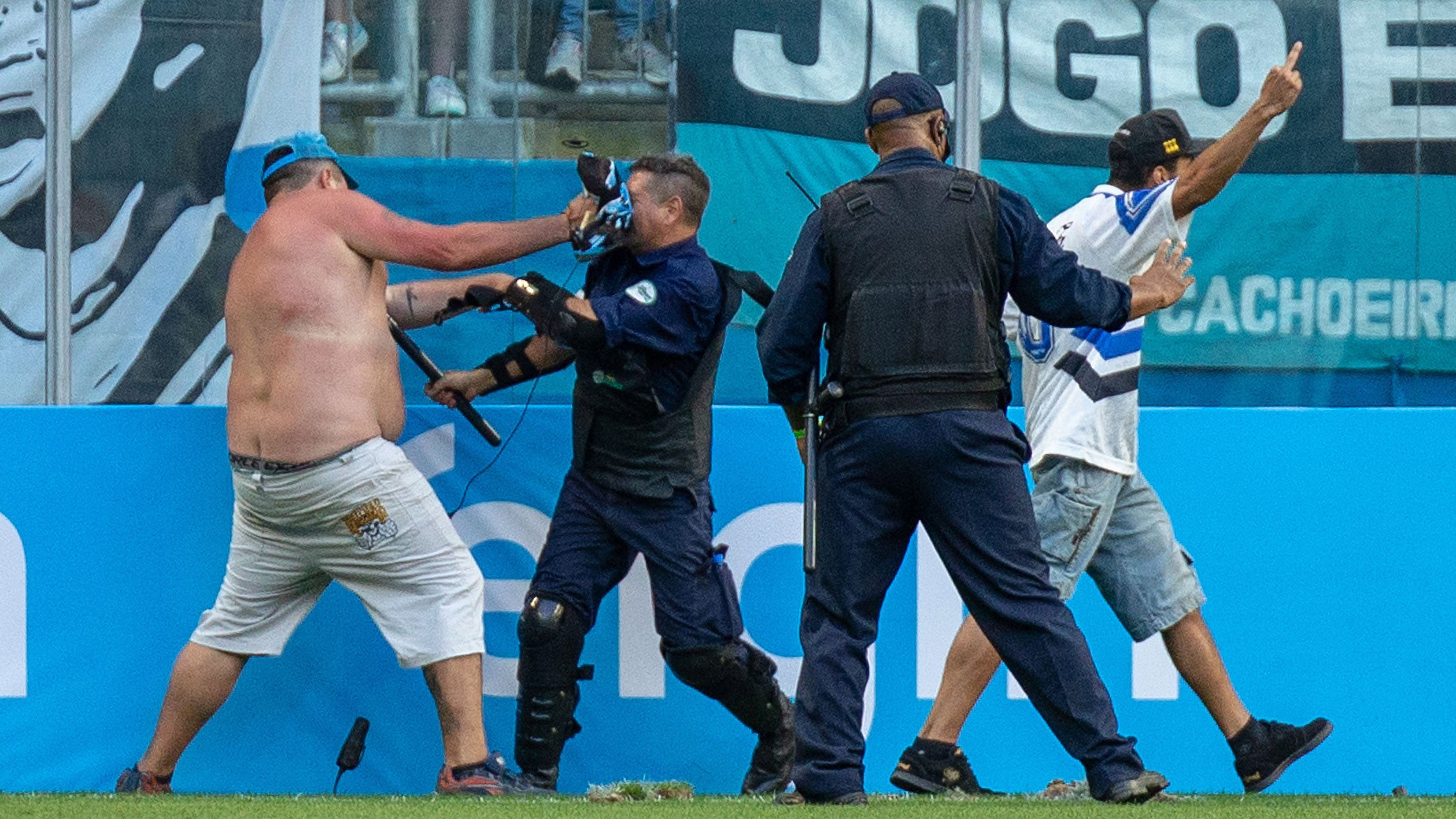 Torcedores do Grêmio invadem gramado em derrota para o Palmeiras na Arena